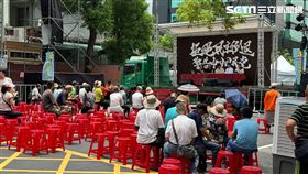 19日青鳥行動上午人潮、發放民主粥。(圖/記者陳怡潔攝影)