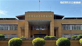 屏東看守所發鍾姓科員值勤時處理收容人違規時，突然昏迷倒地，送醫搶救不治。（圖／翻攝畫面）