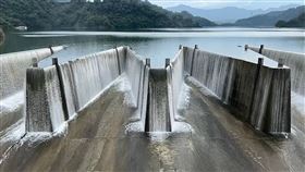 相隔250天，鯉魚潭水庫，滿水位，鋸齒堰，溢流流曝美景(圖／翻攝畫面)