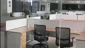 上班到一半老闆跑路了！公司股價連續29根跌停 慘況曝光 翻攝自中國微博