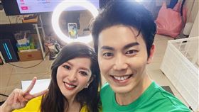 余秉諺目前與老婆一起做直播。（圖／余秉諺提供）