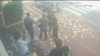 醉男檢舉毒品不成！跑刑大門口撒冥紙