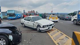 中山橋上的驚悚車禍，造成車頭開花的慘況。（圖／警方提供）