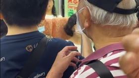 基隆的505路公車上，也發生老人要求讓座的事件，所幸一名正義的女乘客見狀，隨即出言制止「不要這樣趕年輕人」，讓大批網友紛紛讚爆。（圖／翻攝自Threads）