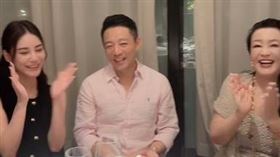 汪小菲（中）終於帶著Mandy（左）去見張蘭（右）。（圖／翻攝自微博）