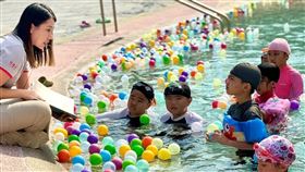 台東紅葉谷綠能溫泉園區在暑假期間的週六下午於池畔邊說故事給孩子們聽。（圖／飯店旅宿業者提供）