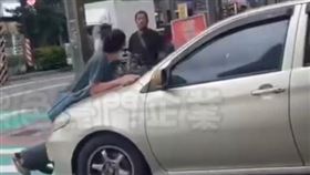 一輛自小客車違停在路邊，36歲的林姓男子酒後見狀，立即上前拍照，並和65歲的沈姓駕駛發生口角衝突，林男竟直接趴在引擎蓋上欲阻止沈男離去，桃園警察分局青溪派出所警員獲報趕往，將雙方隔離勸導，阻止衝突發生。