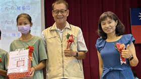 台南六甲國小湖東分校歡送最後畢業生台南市六甲國小19日舉辦畢業典禮，將於113學年停辦的湖東分校唯一畢業生徐瑞君（左）獲台南市長體育獎，成為湖東分校最後1名畢業生。中央社記者楊思瑞攝  113年6月19日