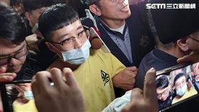▲孫安佐的經紀人朱翊銘被送進台北地院。（圖／記者楊佩琪攝）