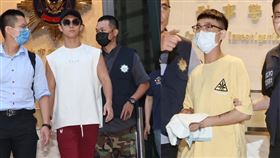 孫安佐的經紀人朱翊銘（中）涉持火槍被搜索竟毆警遭移送。