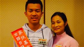 美軍校台生徐皓明家人車禍  家扶：持續提供協助空軍選員就讀美國空軍官校學生徐皓明（左）的家人在美遭遇嚴重車禍，引發關注。家扶基金會8日指出，徐皓明是家扶自立青年，曾獲「家扶基金會全國自強兒童」殊榮，家扶也表示，會持續為徐皓明一家撐傘，陪伴他們度過困境。（家扶基金會提供）中央社記者吳欣紜傳真  113年6月8日