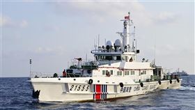 菲律賓民調：7成受訪者認為中國公民不值得信任菲中南海主權紛爭不斷，菲律賓民調顯示，逾7成受訪者認為中國公民不值得信任。圖為菲律賓3月23日赴南海補給時出現的中國海警船。中央社特約記者Edward Bungubung攝  113年5月27日