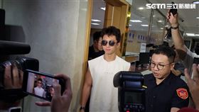 ▲孫安佐帶著墨鏡，笑著比出動漫《咒術迴戰》五條悟的經典手勢「領域展開」。老爸孫鵬到場幫繳30萬辦保。（圖／記者楊佩琪攝）
