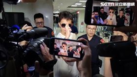 ▲孫安佐帶著墨鏡，笑著比出動漫《咒術迴戰》五條悟的經典手勢「領域展開」。老爸孫鵬到場幫繳30萬辦保。（圖／記者楊佩琪攝）
