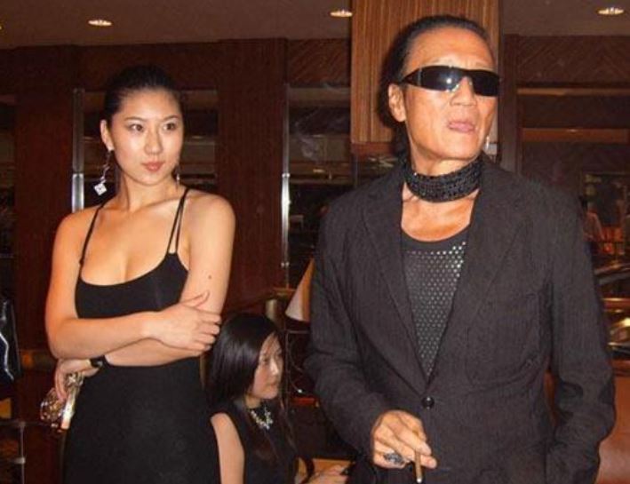 多情的謝賢,交了一個小他49歲的女友coco。(圖/翻攝自微博)