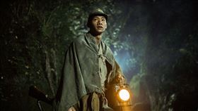 黃冠智飾演新海輝，在日軍所設置的戰俘營擔任臺籍戰俘監視員。（圖／公視提供）