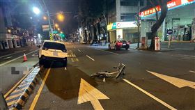 台中市北屯區今天凌晨發生一起自小客車撞UBIKE車禍。（圖／翻攝畫面）
