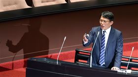 黃國昌質詢要卓榮泰別插嘴民眾黨立委黃國昌（圖）19日在立法院質詢時說，行政院就國會職權修法提出覆議案成假訊息散播中心；詢答時因行政院長卓榮泰同步在說明，黃國昌指卓榮泰插嘴，要求立法院長韓國瑜暫停詢答時間、控制秩序。中央社記者郭日曉攝  113年6月19日