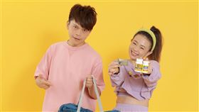 蔡阿嘎跟二伯夫妻恩愛。（圖／翻攝臉書）