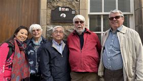 新樓醫院石連城牧師(中)、馬雅各醫生第四代外曾孫女Hilarie Burnett夫婦(左2及右2)