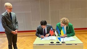 ▲李憲章大使與國會外委會主席Marko Mihkelson（中）、Jäärats執行長及ESTDEV幹部合影（圖／外交部提供）