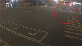 目睹兒騎UBIKE，闖黃燈，被追撞輾斃，母崩潰心痛批駕駛：為什麼不煞車，台中(圖／翻攝畫面)