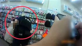 男子最後在大賣場內被警方逮個正著。（圖／警方提供）