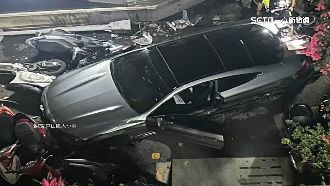 酒駕跑給警察追　醉男闖窄巷失控連撞15車