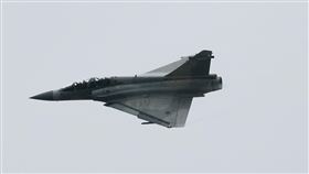 幻象2000繞行總統府上空中華民國中樞暨各界慶祝112年國慶大會10日在總統府前廣場舉行，幻象2000戰機於活動開始前繞行總統府上空，確認天候狀況。中央社記者吳家昇攝  112年10月10日