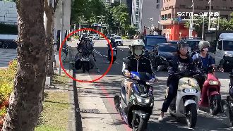 高雄騎士躲陰影處險遭撞　網轟：別出門