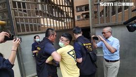 ▲朱翊銘進入北檢前大喊「警察非法強制搜索」等語。（圖／記者楊佩琪攝）