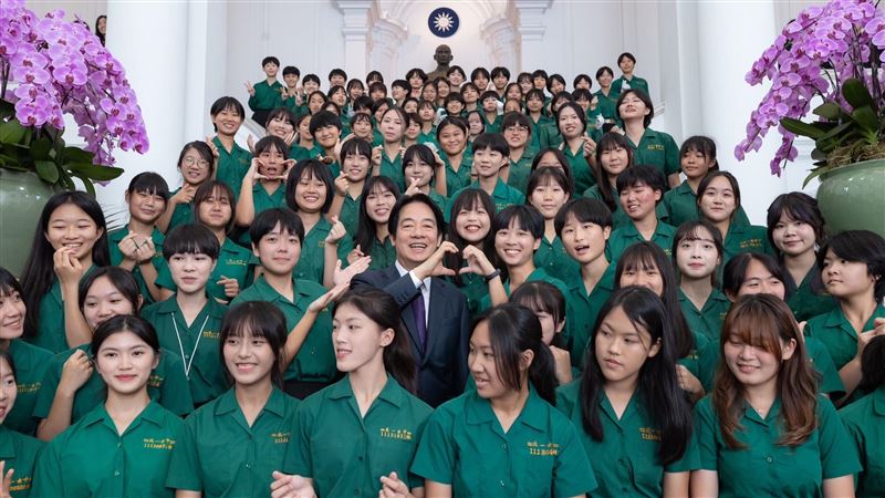 與北一女樂儀旗合影　賴清德「手比愛心」