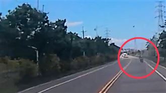 台東員警騎車遭鳥撞飛命危　驚悚畫面曝