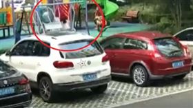 女童在公園玩盪鞦韆，盪太高加上手沒抓好造成跌落、爆頭慘死。（圖／翻攝自星視頻）