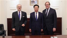 國安會秘書長吳釗燮會見拉脫維亞前總統艾格斯及大西洋理事會會長坎普共同率領「跨大西洋高階訪問團」。（圖／總統府)