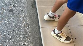 國小生腳踩「4萬球鞋」買飲料！全網驚呆（圖／翻攝畫面）