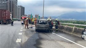 盧男的愛車因不明原因開始起火燃燒，場面相當狼藉。（圖／翻攝畫面）