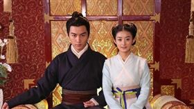 陳曉（左）和趙麗穎搭檔在《陸貞傳奇》戲外也傳出曖昧情。（圖／翻攝自陸貞傳奇微博）