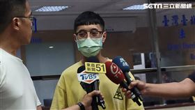 ▲孫安佐經紀人朱翊銘3萬元交保後，在鏡頭前說明事件原委，認為孫安佐因為喜歡研究武器，就被社會污名化。（圖／記者楊佩琪攝）