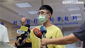 ▲孫安佐經紀人朱翊銘3萬元交保後，在鏡頭前說明事件原委，認為孫安佐因為喜歡研究武器，就被社會污名化。（圖／記者楊佩琪攝）