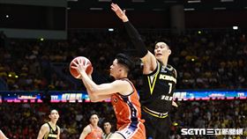 ▲PLG總冠軍賽G5，領航猿李家慷在林書豪防守下出手。（圖／記者劉彥池攝影）