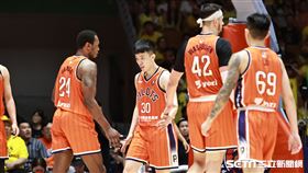 ▲PLG總冠軍賽G5，桃園璞園領航猿白曜誠和隊友擊掌。（圖／記者劉彥池攝影）