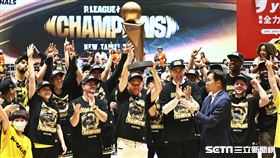 ▲新北國王拿下PLG總冠軍，董事長王文祥高舉冠軍盃。（圖／記者劉彥池攝影）