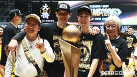 ▲新北國王拿下PLG總冠軍，林書豪、林書緯和父母拿冠軍盃合影。（圖／記者劉彥池攝影）