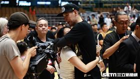 ▲新北國王拿下PLG總冠軍，林書豪和老婆擁抱。（圖／記者劉彥池攝影）