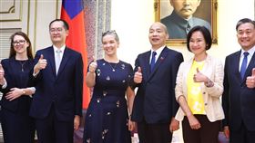 韓國瑜接見孫曉雅（2）立法院長韓國瑜（右3）20日下午接見美國在台協會（AIT）台北辦事處長孫曉雅（Sandra Oudkirk）（左3），民進黨籍立委王定宇（右起）、國民黨籍立委柯志恩等人與會。中央社記者王騰毅攝  113年6月20日