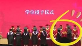 復旦大學畢典老師被揍　傳動手男是台灣生（圖／Ｘ平台）