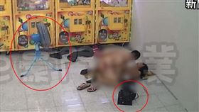 晚間氣溫依舊高，兩人怕熱還搬來兩台風扇在旁協助降溫。（圖／翻攝畫面）