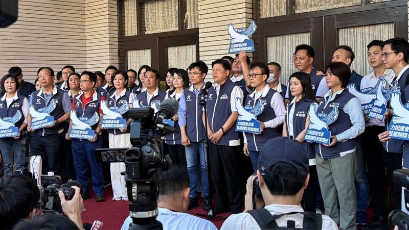 覆議案表決！藍黨團守夜　7時進議場卡位