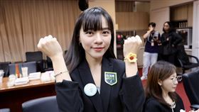 黃捷手上戴著青鳥手環與黃蓮花。（圖／黃捷提供）